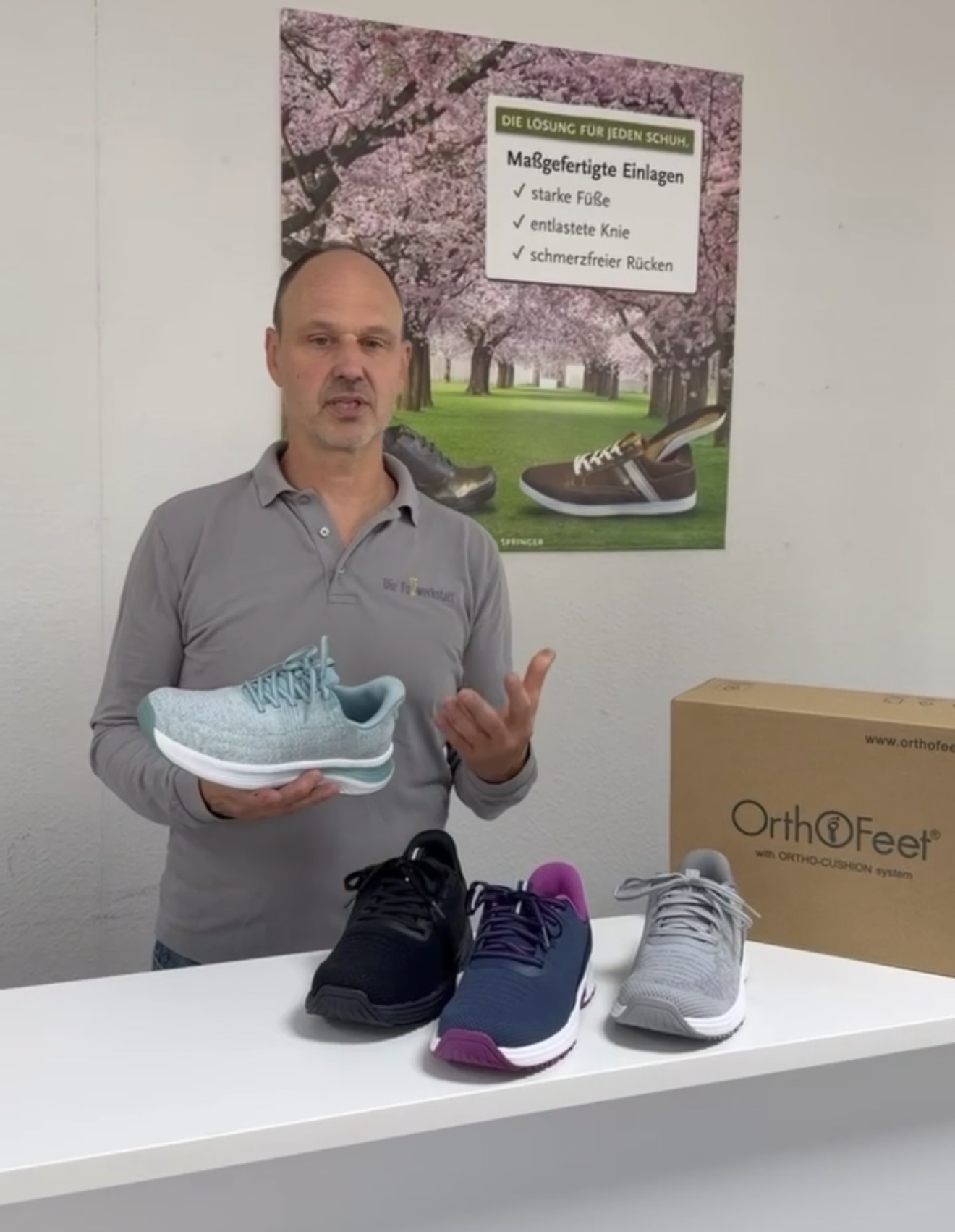 Patrick Herbstreit zeigt Schuhe