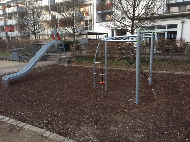 Spielplatz hinter Weintruhe neu