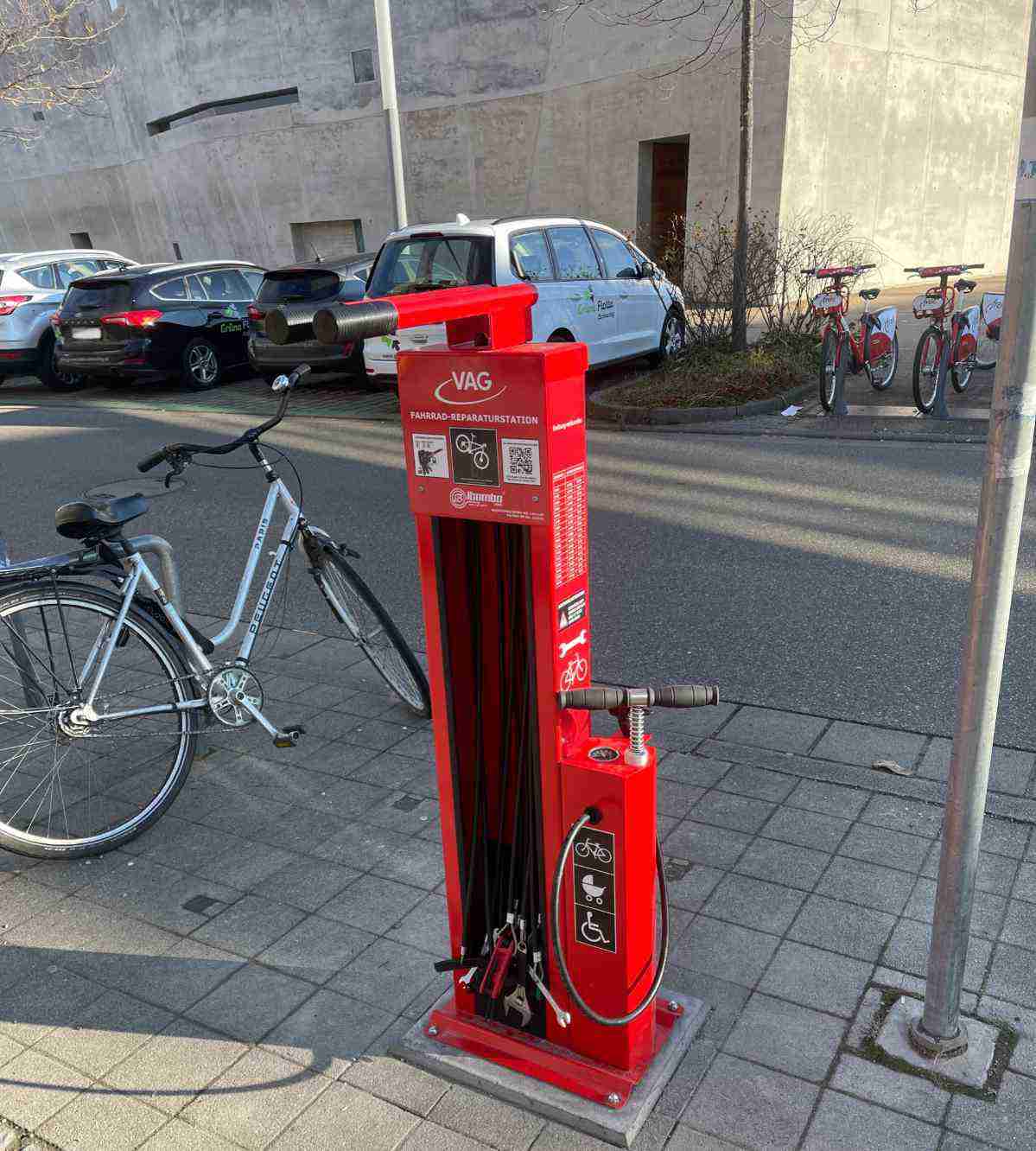 Fahrradreparaturstation am Maria-von-Rudloff-Platz gegenüber Marktladen