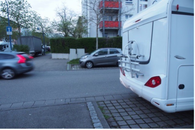Wohnmobile versperren Sicht bei Tiefgaragenausfahrt